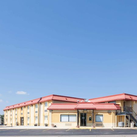 Super 8 By Wyndham Clinton Hotel Kültér fotó